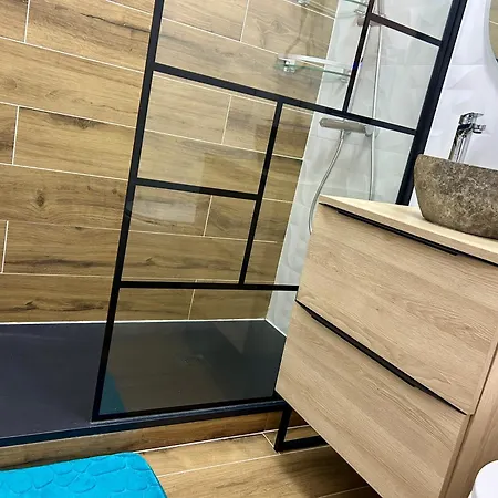 Apartment Climatise Et Spacieux Avec Terrasse, Centre Port Et Proche - 6 Personnes *