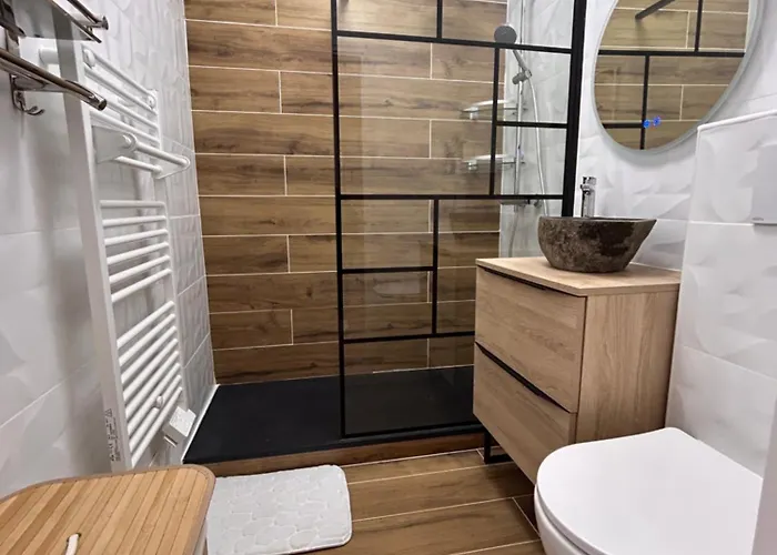 Climatise Et Spacieux Avec Terrasse Et Vue Sur Le Port Capacite 6 Personnes Agde